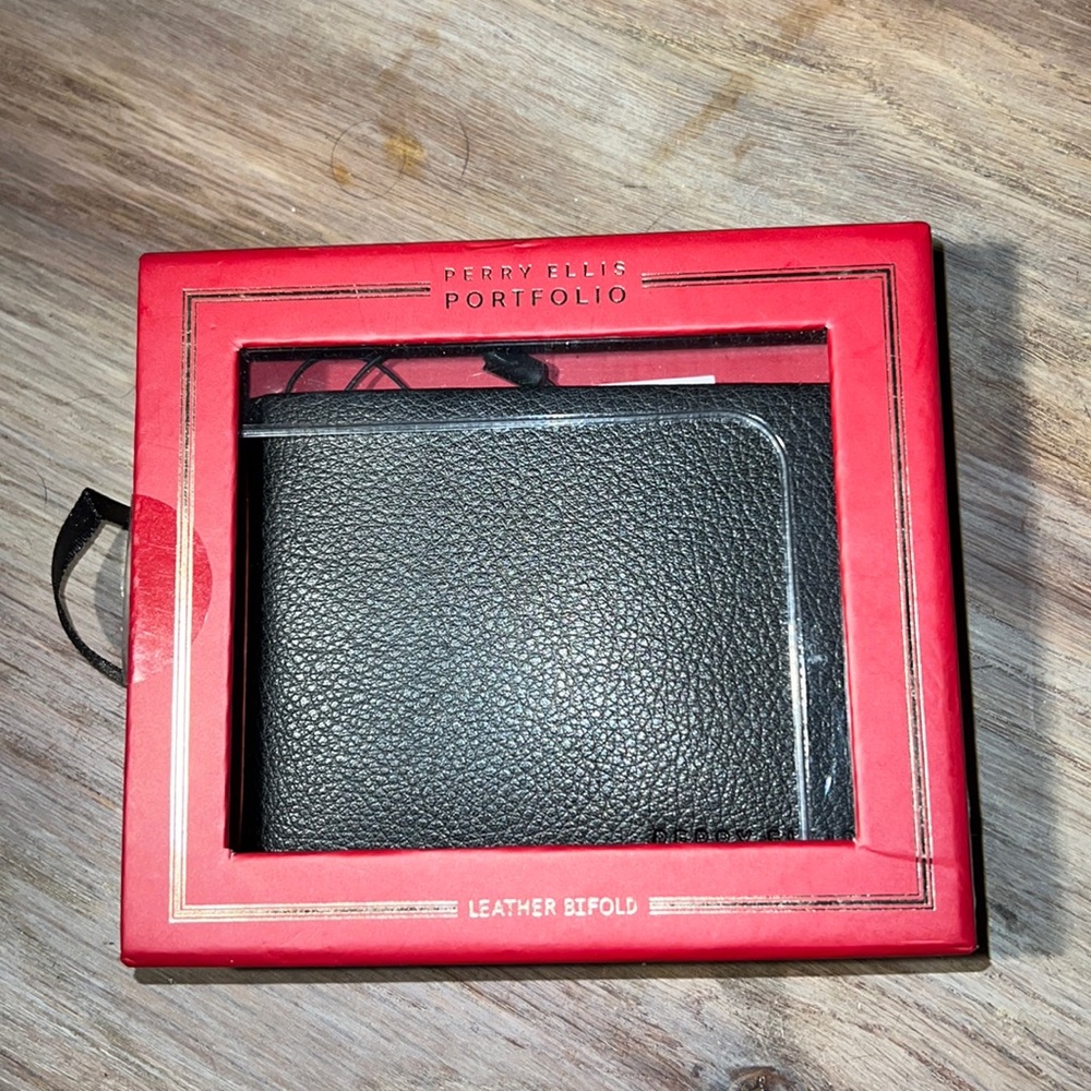 NWT Perry Ellis Bilfold